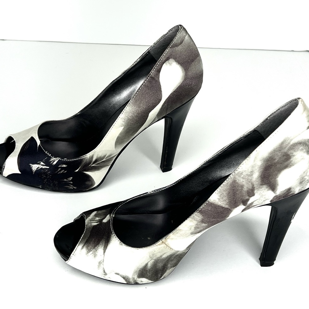 Beautiful pair of Nine West heels. Black white and gray water color flowers.